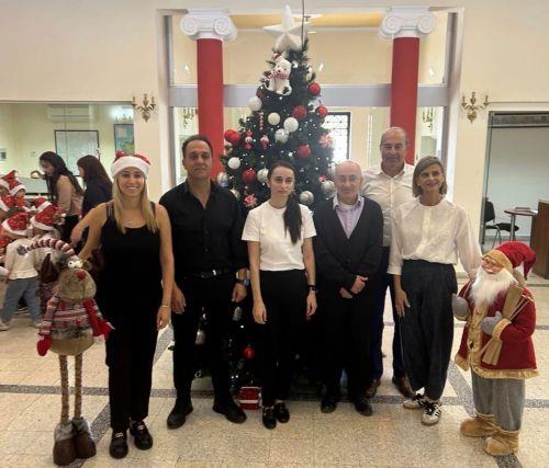 Παιδιά από το Πολυδύναμο Κέντρο Κοιν. Μέριμνας στόλισαν το δέντρο του Δημαρχείου στην Πάφο