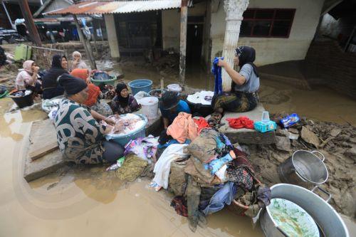 Στους 442 οι νεκροί από τις πλημμύρες στην Ινδονησία