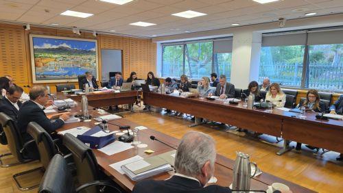 Κεκλεισμένων θυρών συνεδριάζει για φορολογική μεταρρύθμιση η Επ. Οικονομικών