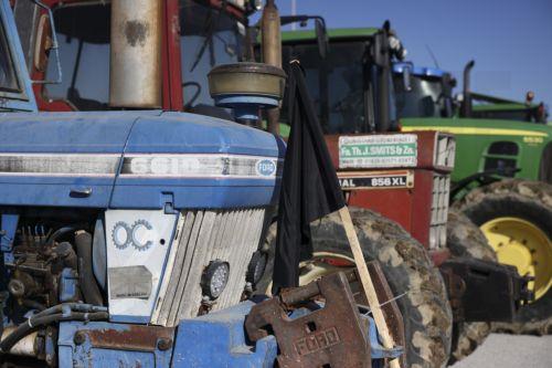 Κομμένη στα δύο η Ελλάδα από τις αγροτικές κινητοποιήσεις