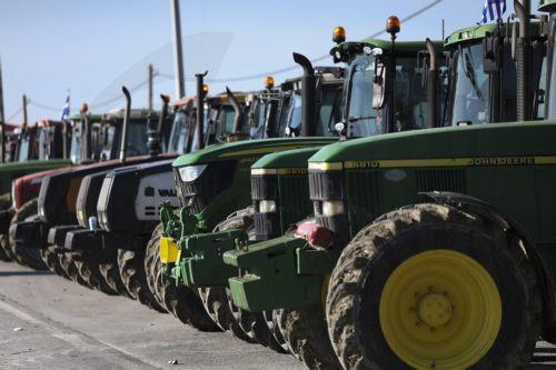 Κλιμακώνουν τις κινητοποιήσεις τους οι αγρότες στην Ελλάδα