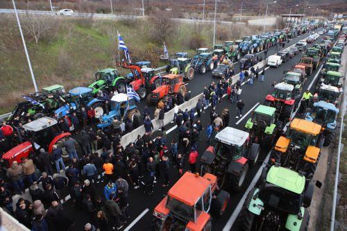 Για αγροτικές πληρωμές €1,2 δισ. μίλησε ο  Μητσοτάκης, ενώ ενισχύονται τα μπλόκα στη χώρα