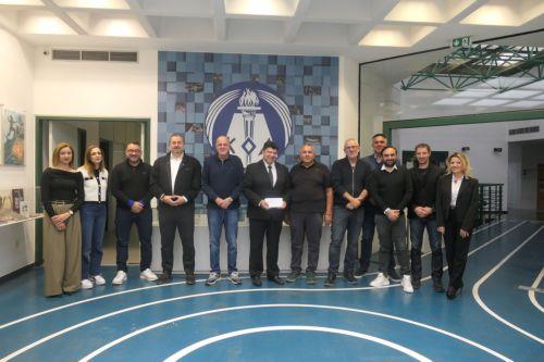 Δωροκουπόνια σε άπορους μαθητές Δημοτικού για αθλητικό υλικό από ΚΟΑ