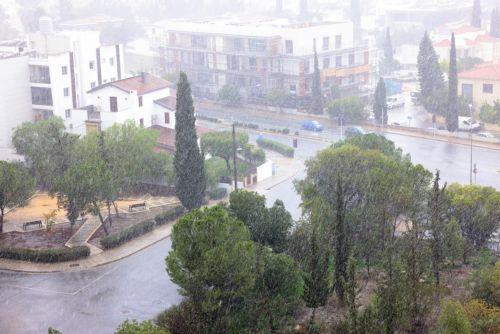 Πάνω από κανονικές οι θερμοκρασίες με σκόνη το σ/κ, μεμονωμένες καταιγίδες τη Δευτέρα