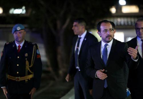 الرئيس يعرب عن ارتياحه لمناقشة جوهر القضية القبرصية في لقائه مع زعيم القبارصة الأتراك