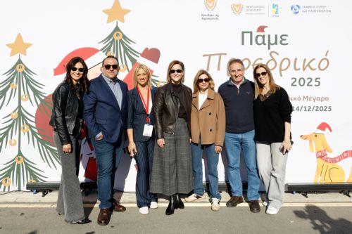 Στόχος η στήριξη μικρών επιχειρήσεων είπε η Πρώτη Κυρία που περιηγήθηκε στο Χριστουγεννιάτικο Χωριό στο Προεδρικό (2)