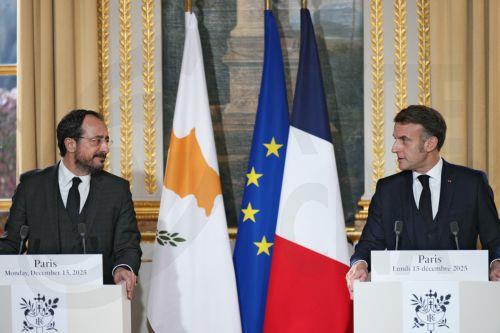 President speaks of historic day after signing Strategic Partnership Agreement with Macron (2)