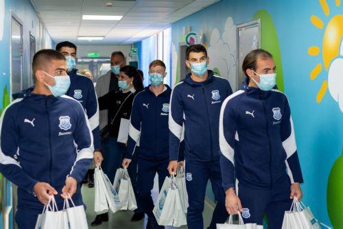 Δώρα και χαμόγελα στην παιδιατρική ΓΝ Λεμεσού από τον ποδοσφαιρικό Απόλλωνα