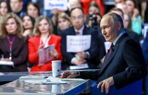 «Έτοιμος για διάλογο» με τον Μακρόν δηλώνει ο Πούτιν