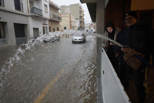 Τρεις αγνοούμενοι από τις καταρρακτώδεις βροχές και πλημμύρες στη νότια Ισπανία