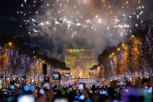 Πάνω από 1.000 πυρπολήσεις οχημάτων στη Γαλλία τη νύχτα της Πρωτοχρονιάς