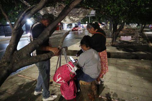 Συγκλονισμένοι οι κάτοικοι στη Βενεζουέλα, αβέβαιοι για το τι θα ακολουθήσει