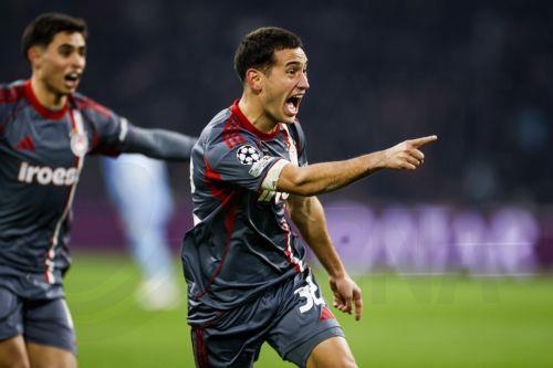 Τεράστια νίκη επί Άγιαξ και πρόκριση Ολυμπιακού στα πλέι οφ του Champions League