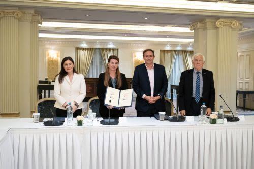 Η κυβέρνηση ενθαρρύνει συνέργειες που ενισχύουν την εκπαίδευση, είπε η Χατζημανώλη