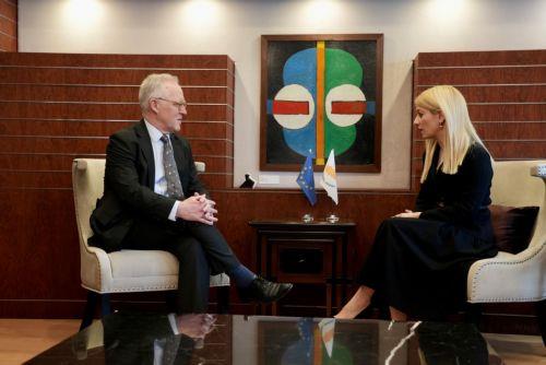 المفوض السامي البريطاني يؤكد أن المملكة المتحدة تتابع عن كثب تطورات القضية القبرصية