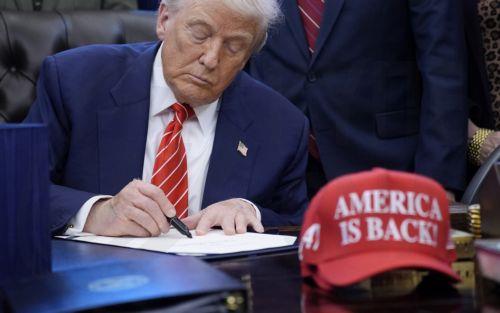 Νομοσχέδιο που βάζει τέλος στη δημοσιονομική παράλυση στις ΗΠΑ υπέγραψε ο Τραμπ