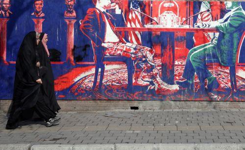 Δασμούς σε χώρες με εμπορικές συναλλαγές με Ιράν απειλεί να επιβάλει ο Τραμπ