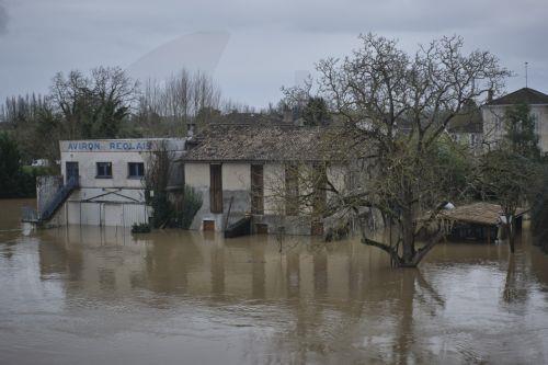 Aπομάκρυνση κατοίκων από τις οικίες τους στη Β. Μακεδονία λόγω βροχών