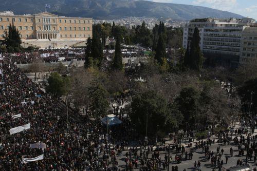 Χιλιάδες κόσμου τίμησαν τα θύματων των Τεμπών σε συγκεντρώσεις σε όλη την Ελλάδα
