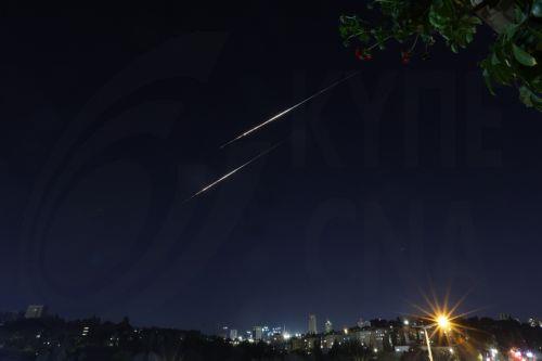 Το Ιράν λέει ότι εκτόξευσε νέα ομοβροντία μη επανδρωμένων αεροσκαφών και πυραύλων εναντίον του Ισραήλ