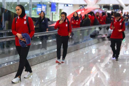 Οι δύο Ιρανές διεθνείς που έμειναν στην Αυστραλία προπονήθηκαν με την Μπρισμπέϊν Ρόαρ