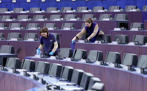 Σχέδιο δράσης κατά έμφυλου μισθολογικού και συνταξιοδοτικού χάσματος ζητά το ΕΚ