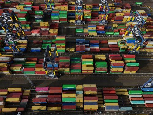 Εκτοξεύονται τα ναύλα και αλλάζουν ρότα τα εμπορικά πλοία εξαιτίας του πολέμου