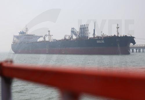 Έλληνες πλοιοκτήτες ρισκάρουν για να περάσουν πετρέλαιο από τα Στενά του Ορμούζ