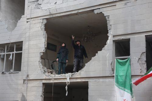 Νέο κύμα επιθέσεων Ισραήλ σε Τεχεράνη, κατηγορίες Ιράν για ζημιές σε περιβάλλον