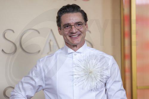 «De Noche»: Η νουάρ γοητεία του Πέδρο Πασκάλ από την παραγωγή του Τοντ Χέινς