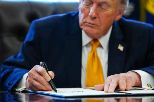 Απαγόρευση Τραμπ σε δημόσιο να συνεργάζεται με εταιρείες κατά των διακρίσεων