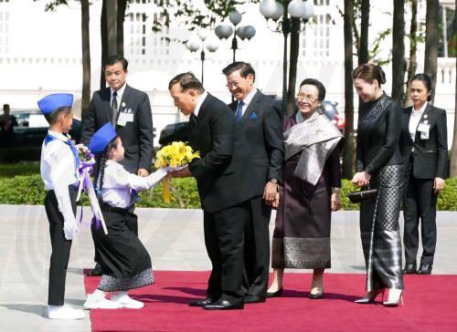 Thai King and Queen make historic royal visit to Laos