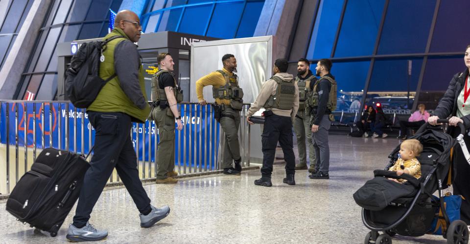 Xιλιάδες χωρίς άδεια εισόδου στην ΕΕ την πρώτη μέρα σταδιακής εφαρμογής νέου...