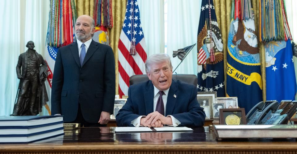 Δεν ξεκαθαρίζει ο Τραμπ πώς θα αντιδράσει για τον πιλότο του καταρριφθέντος...