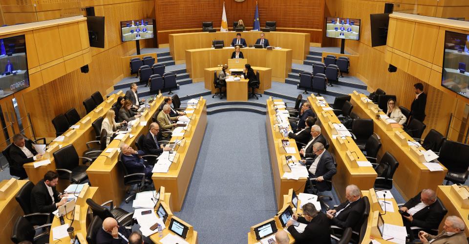 Πέντε αναπομπές νόμων στην Ολομέλεια την Πέμπτη