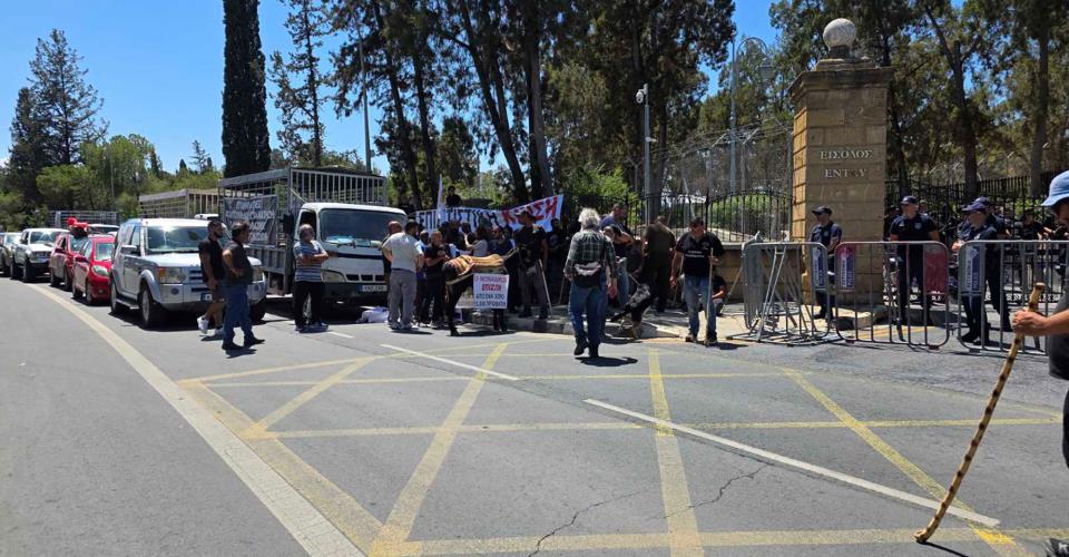 Έξω από το Προεδρικό οι κτηνοτρόφοι, περιμένουν αν θα τους δεχθεί ο Πρόεδρος
