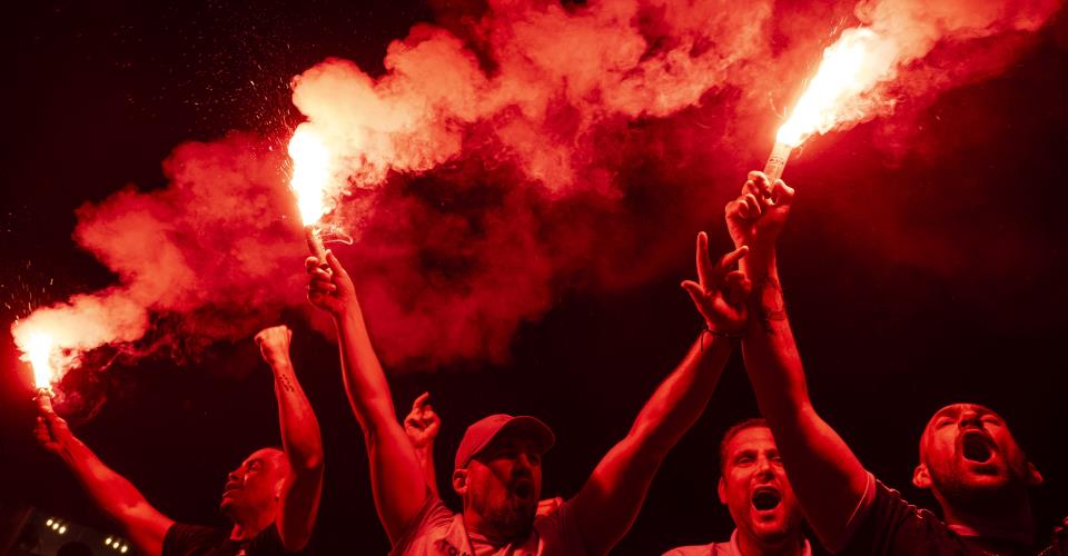 Ένας νεκρός, 219 τραυματίες μετά τα επεισόδια στους πανηγυρισμούς της Παρί Σεν...