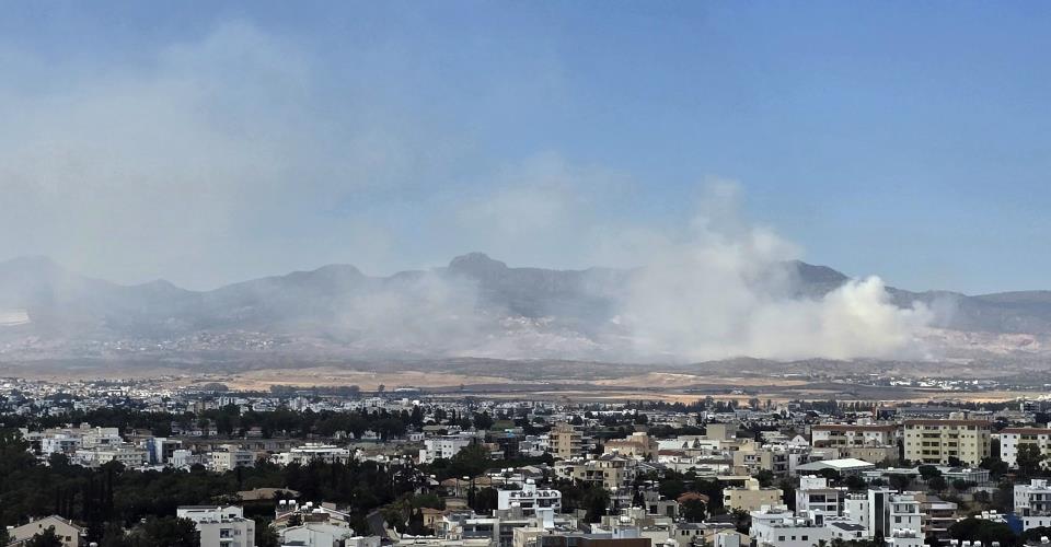 Σε εξέλιξη πυρκαγιά κοντά στο οδόφραγμα Αστρομερίτη