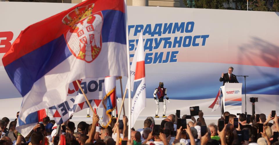 Ο Βούτσιτς ανήγγειλε την παραίτησή του σε συγκέντρωση του Προοδευτικού Κόμματος...