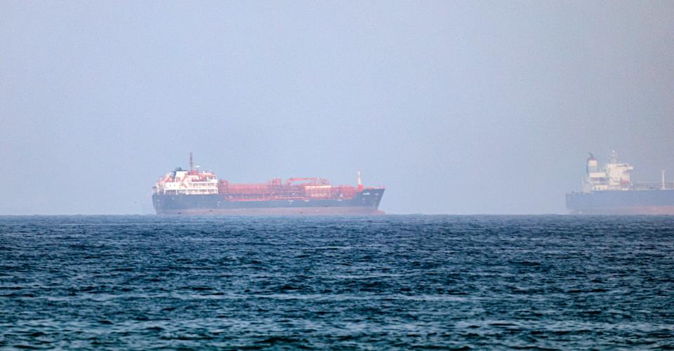 Πλοίο χτυπήθηκε από τρία «άγνωστα βλήματα» στο στενό του Ορμούζ