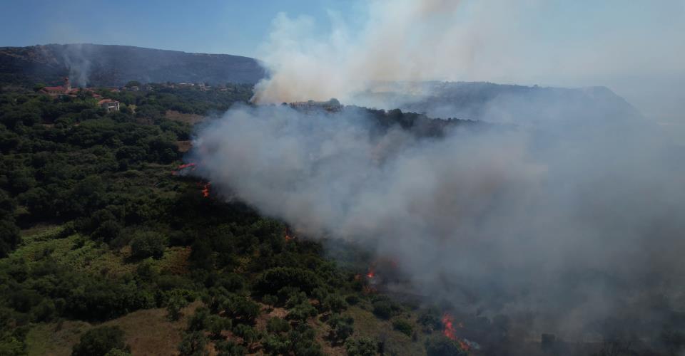 Μάχη με τις φλόγες στη Σκύρο υπό ισχυρούς ανέμους, χωρίς ενεργό μέτωπο η Άνδρος