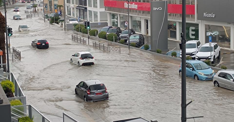 Εντονες βροχοπτώσεις στη Λευκωσία, αρκετές κλήσεις στην Πυροσβεστική [ΒΙΝΤΕΟ]