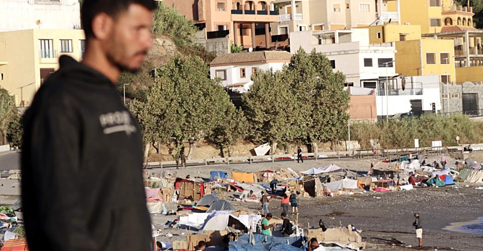 Καταυλισμός μεταναστών στις φλόγες στη Θέουτα