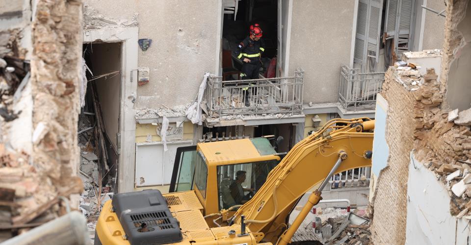 Έκρηξη στην Πλάκα: εντός του κτιρίου η διαρροή αερίου, σύμφωνα με αρμόδιους