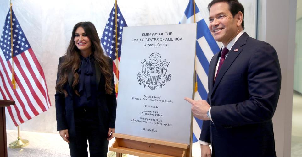 Ο Τραμπ εξετάζει το ενδεχόμενο αποπομπής της Κίμπερλι Γκιλφόιλ