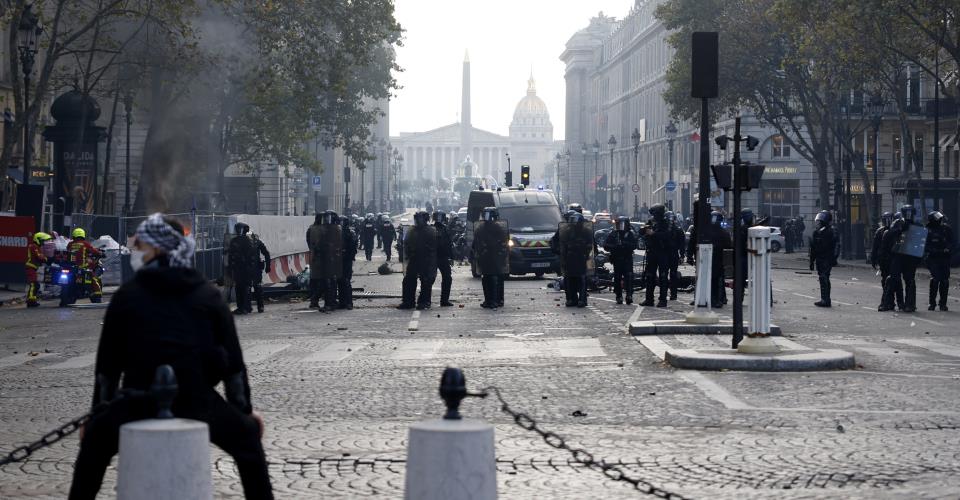 Βίαιες συγκρούσεις διαδηλωτών και αστυνομίας στη Γαλλία, συγκρούσεις και στο...