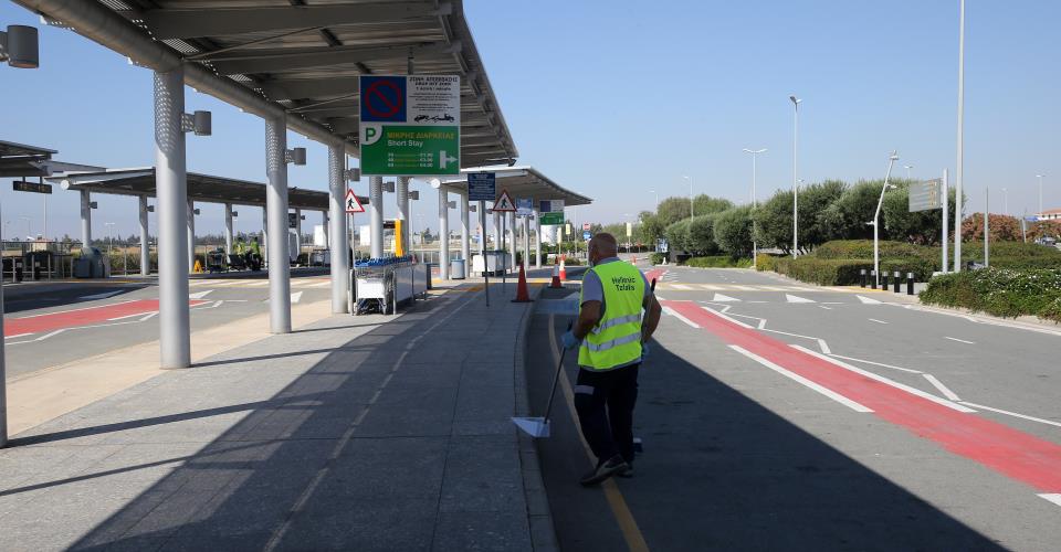 Ανοίγει ξανά ο δρόμος που οδηγεί προς τις εξόδους του χώρου αφίξεων του...