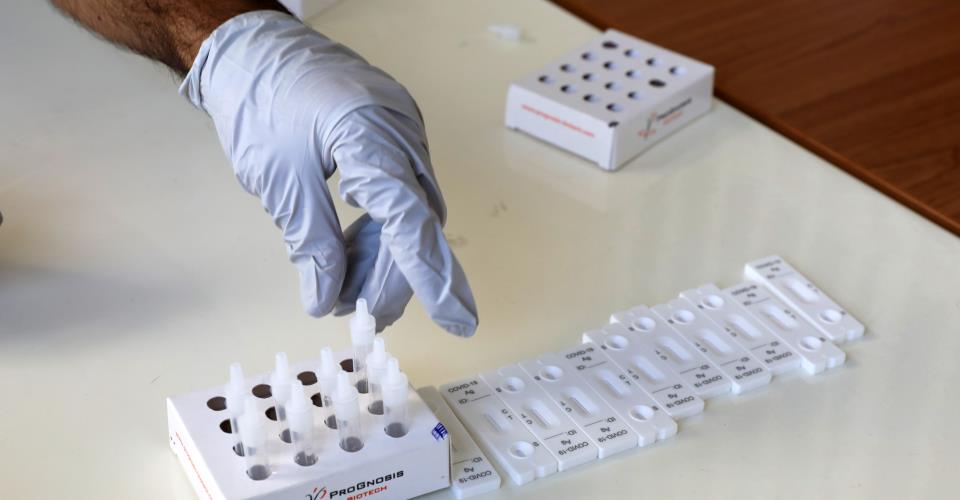 Δεκαέξι νέους θανάτους και 2.154 νέα περιστατικά της νόσου COVID-19, ...