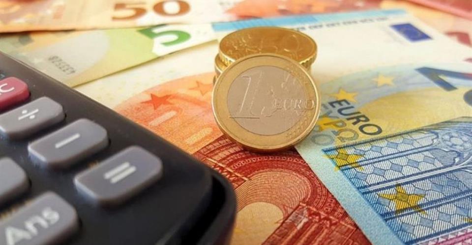ΚΟΕ: Επιβράδυνση ρυθμού ανάπτυξης στο 2,7% και άνοδος πληθωρισμού στο 3% το 2026