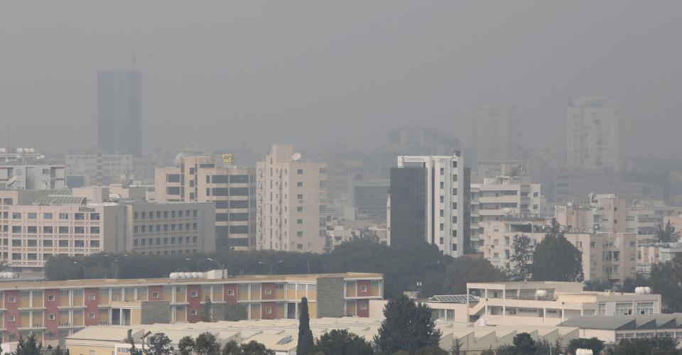 Υψηλές συγκεντρώσεις σκόνης, συνιστάται αποφυγή ανοικτών χώρων